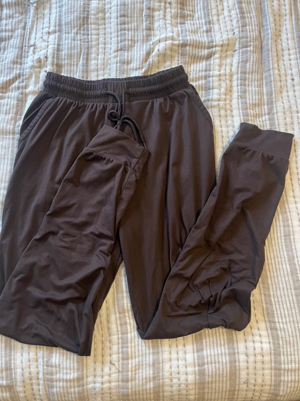 Women's Elastic-Waist Jogger Pants in Dark Brown | M